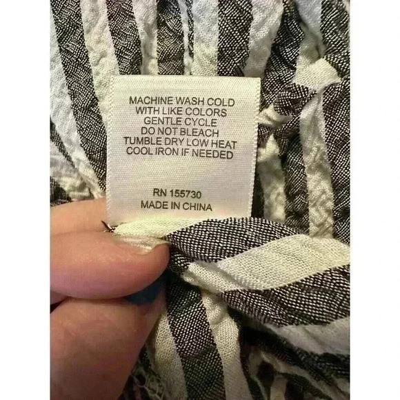 Jane + Delancey Womens Top Size 1X Gray White Stripe Crinkle Hi/Low Hem Roll Tab - Picture 5 of 6